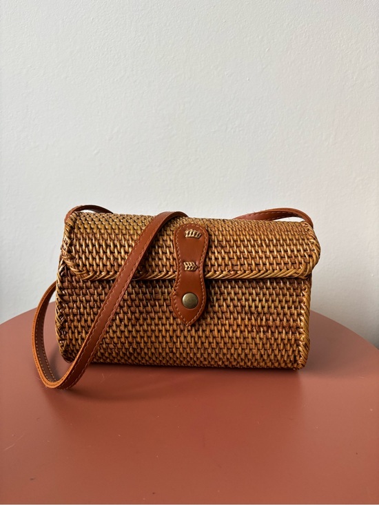 Handmade Handbags - Bali Woven Straw Crossbody Bag in classic tan - super cute! Great texture add